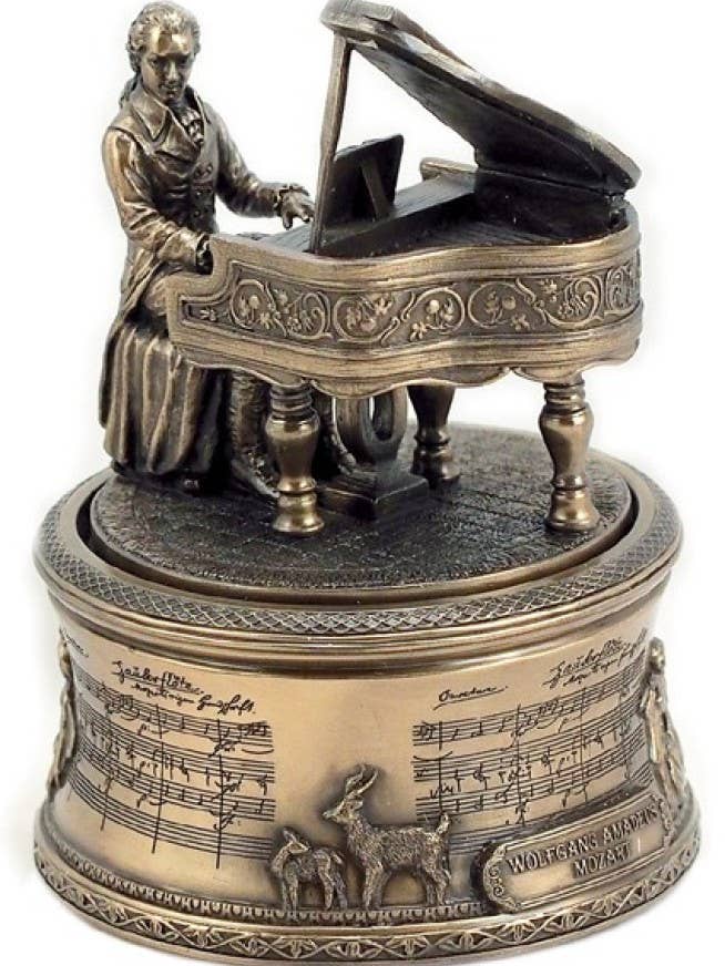 Figurine de Mozart en polystone avec finition en métal pour la vente par Musicbox Kingdom