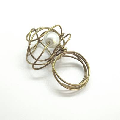 Anillo de perlas enjauladas para venta al por mayor de Thomas Ayers Jewellery