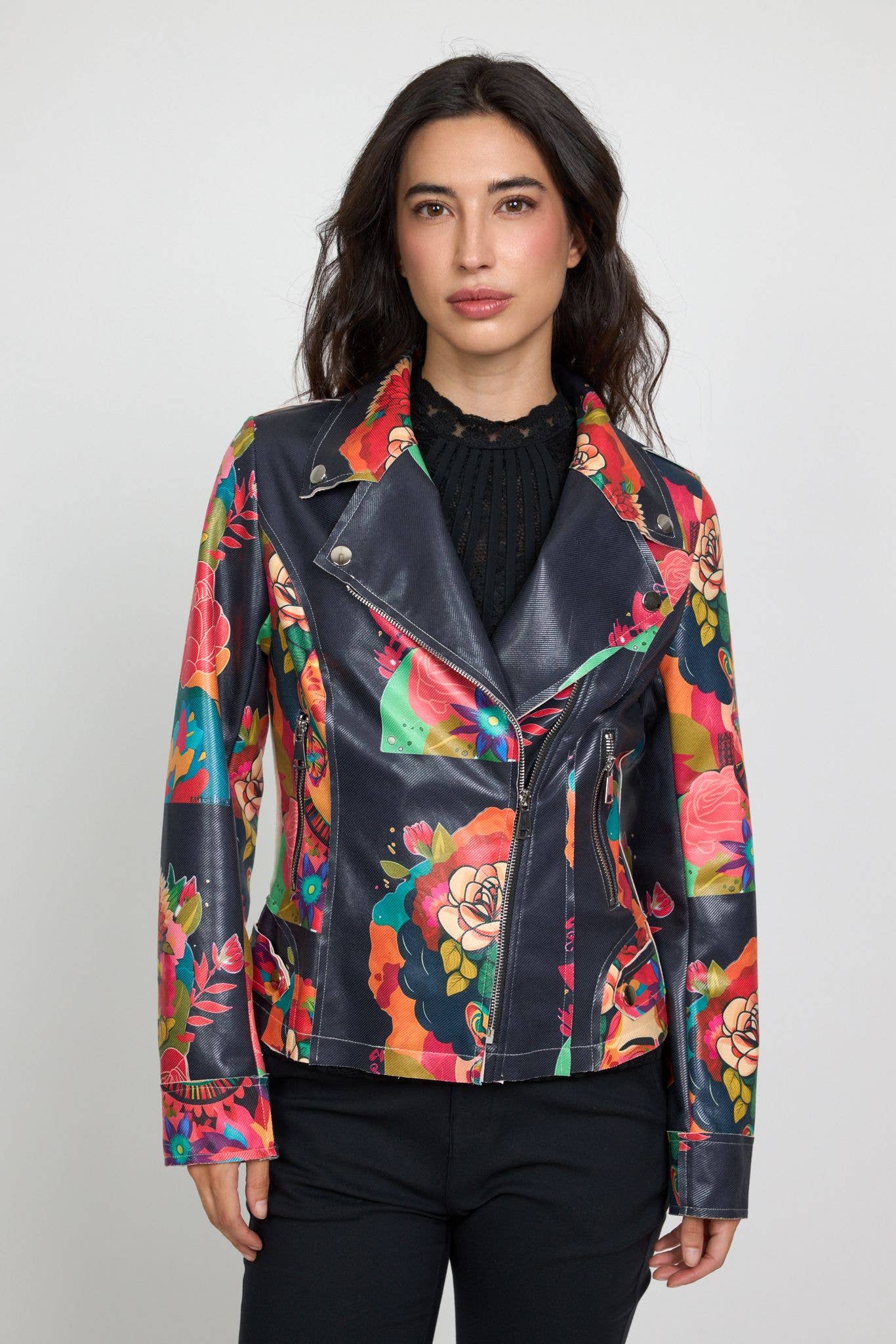 SWEET MAGIC MODA Y COMPLEMENTOS – wholesale Jacka - Dam – TRYCKT JACKA MED ANSIKTE I LÄDERIMITATION1