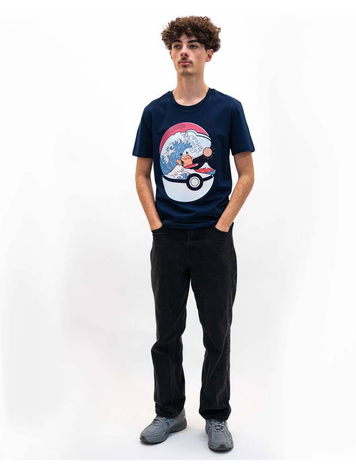 Armada Camiseta Pokemon Wave - Camiseta linda de Pikachu de venta al por mayor en Faire1