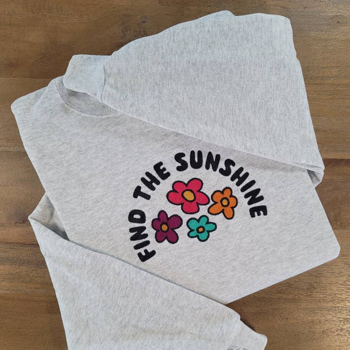 Camisola Bordada Find the Sunshine Summer com gola redonda por atacado de Penelope Annen Design