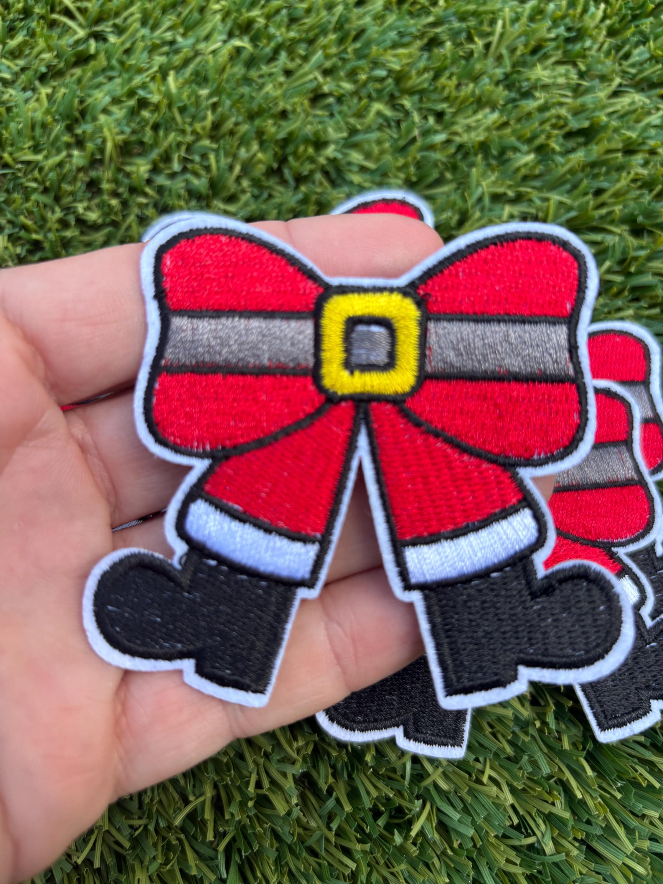 Eric Hill Designs, LLC - Venta al por mayor Parches - Parche Bordado Lazo de Papá Noel Navidad1