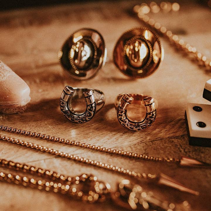 Mysticum Luna – wholesale Cocktail/statement ring – Lucky Charm Horseshoe Ring Gold3