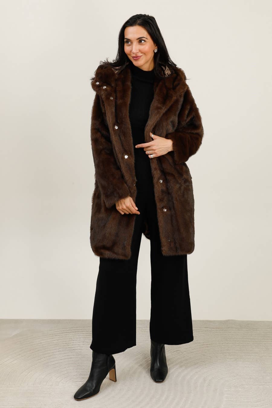 DIX-ONZE – wholesale Päls/fuskpäls - Dam – Chokladbrun Lång Fuskpälsrock – Lyx & Komfort1