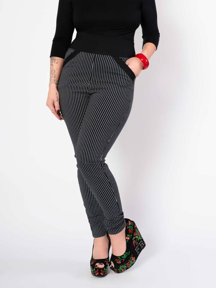 Pantalon Jenny - Rayure noire/blanche pour la vente par Putré-Fashion
