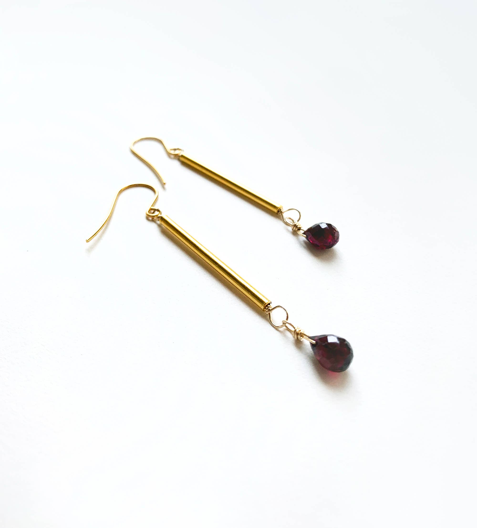 Laura Stark Designs - Vente Boucles d'oreilles pendantes - Boucles d'oreilles modernes en grenat0