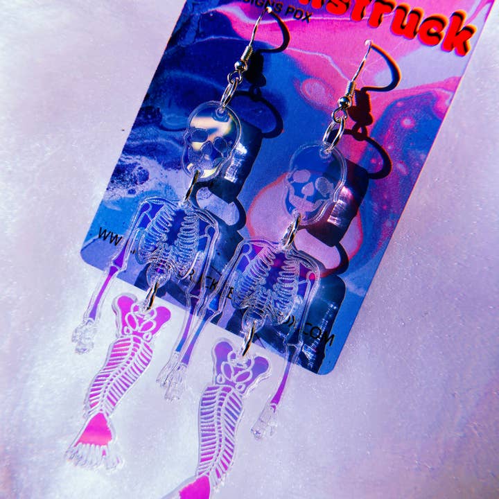 Moonstruck Designs PDX – Brincos de argola por atacado – Brincos de esqueleto de sereia - Halloween Iridescente Espelhado Espelhado Spooky Hallows Eve Mer Skull Undead Leve Hipoalergênico Refletor Espelhado para Festa Rave Festival