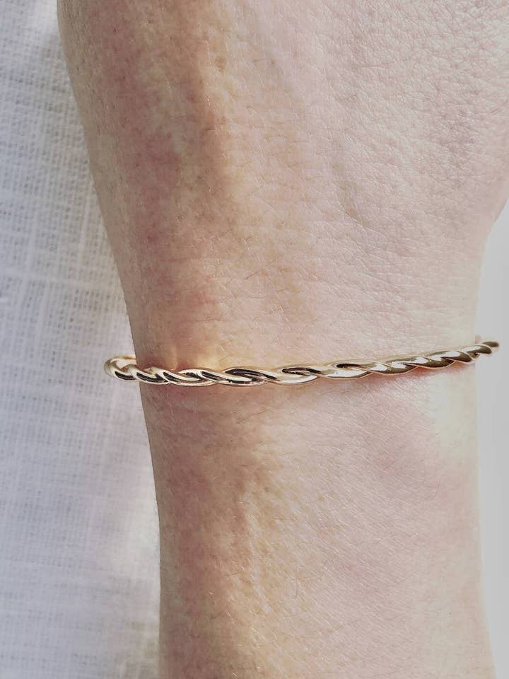 Pulseira em latão em ouro Cassandra por atacado de Noosa