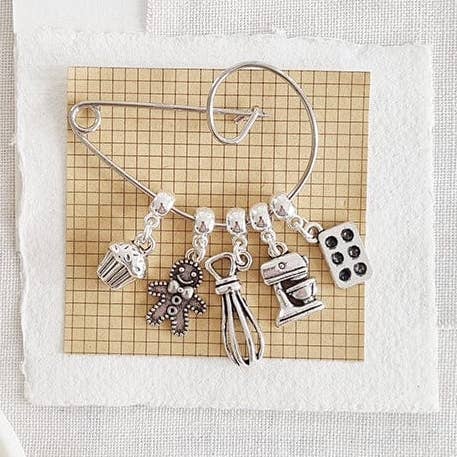 Baking Swirl Pin Brooch - 60 for wholesale by Zamsoe