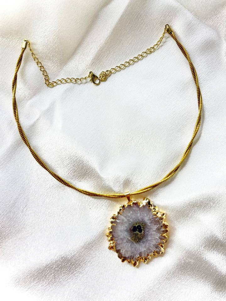 Collier Gota — Cristal Stalactite sur Ras-de-Cou Torsadé en Herbe Dorée pour la vente par Aqua Brasil LLC