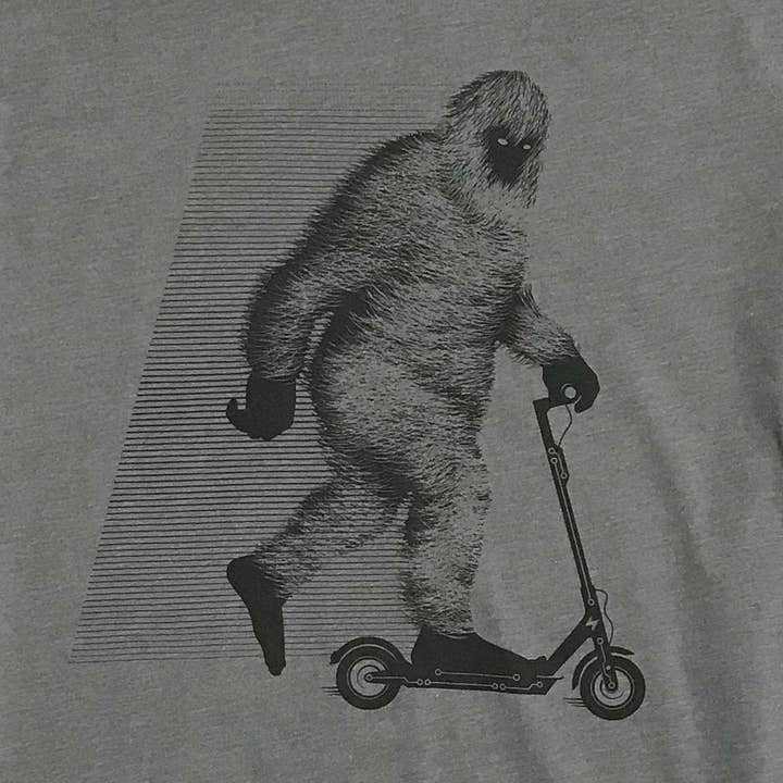 STORY SPARK - Vente T-shirt sérigraphié – unisexe - GO BIG - T-shirt Bigfoot sur une trottinette électrique