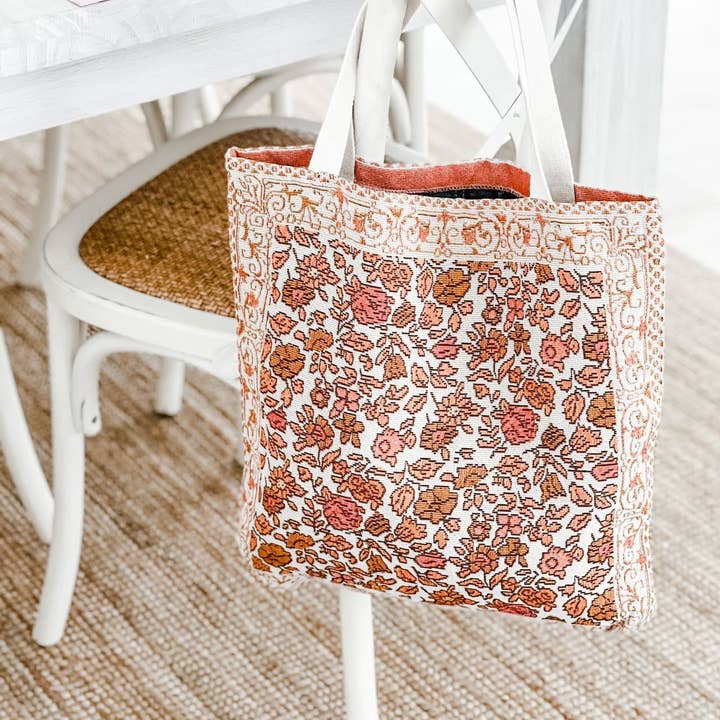 Sac fourre-tout de plage Posie pour la vente par Sunni Scenes