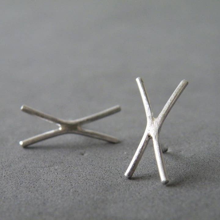 Cross Stud Øreringe, brev øreringe, minimalistisk moderne for engroshandel hos SteamyLab