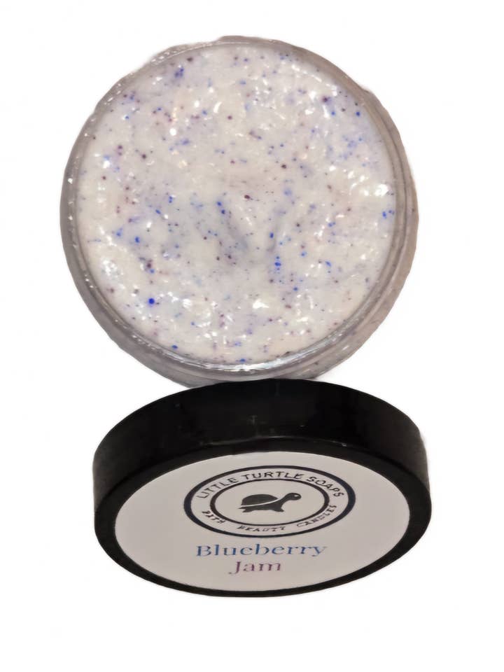 Gommage au sucre fouetté au lait de chèvre et à la confiture de myrtilles pour la vente par Little Turtle Soaps