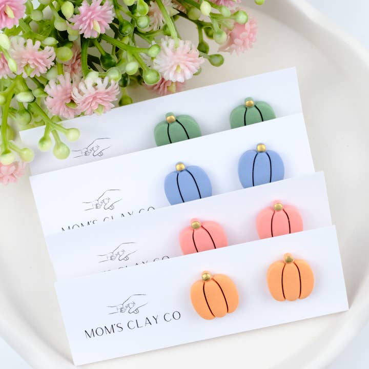 Efterårsgræskar øreringe i polymerler (stikker) for engroshandel hos Mom’sClayCo