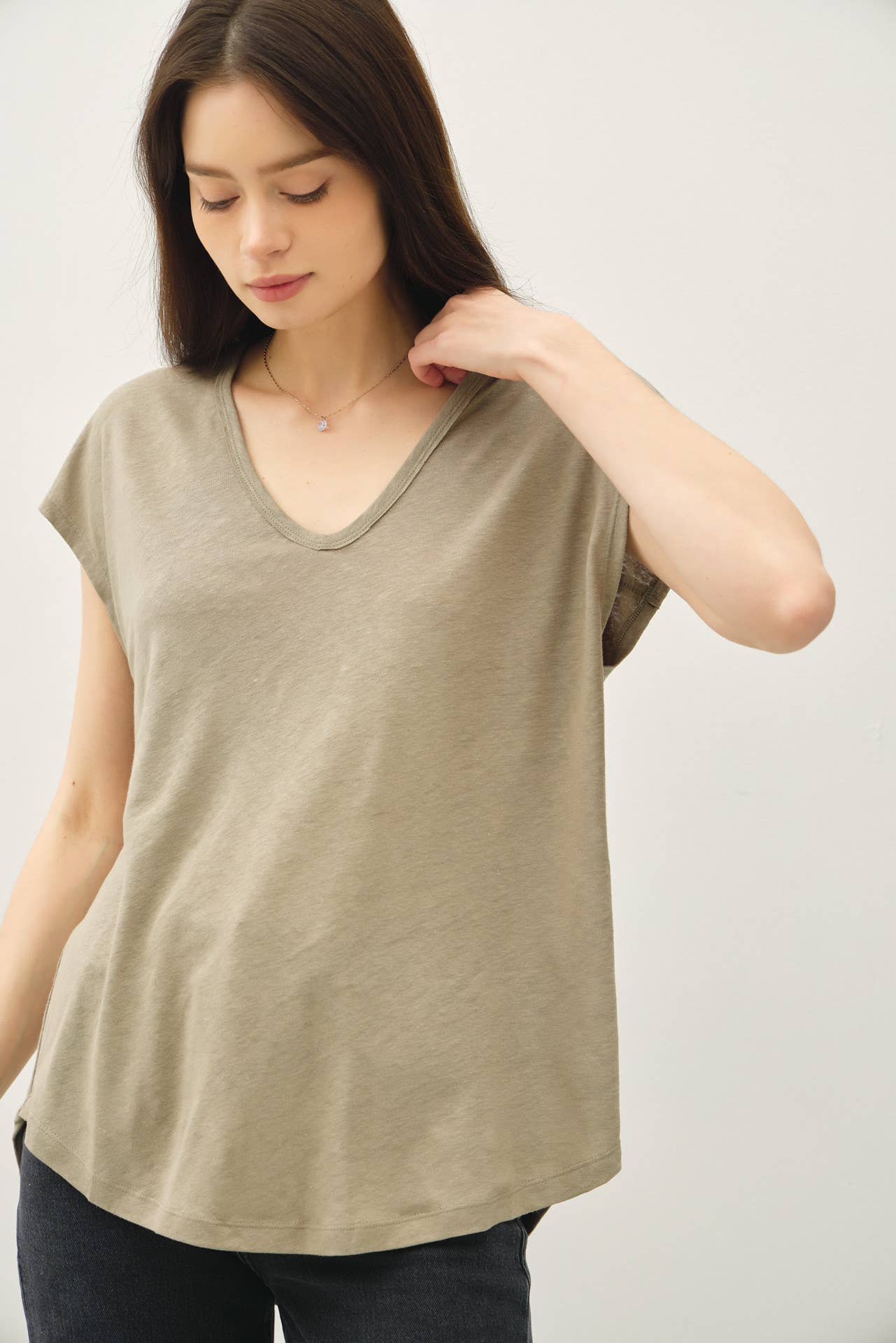 Be Cool - Wholesale T-Shirt - Women's - BACK RAW EDGE DETAILED V-NECK LINEN TEE7