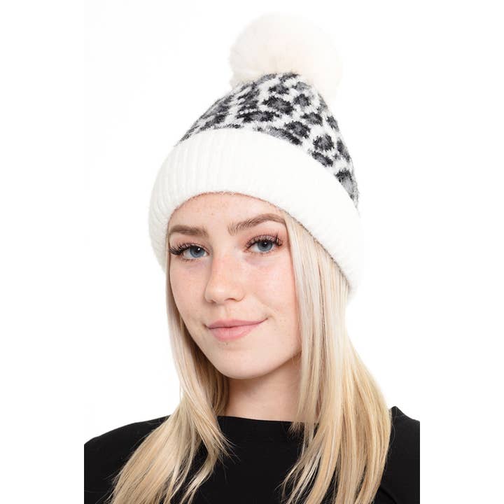 Hana – Engroshandel Beanie - Dame – Leopard Pom Fuzzy Fleece Beanie5