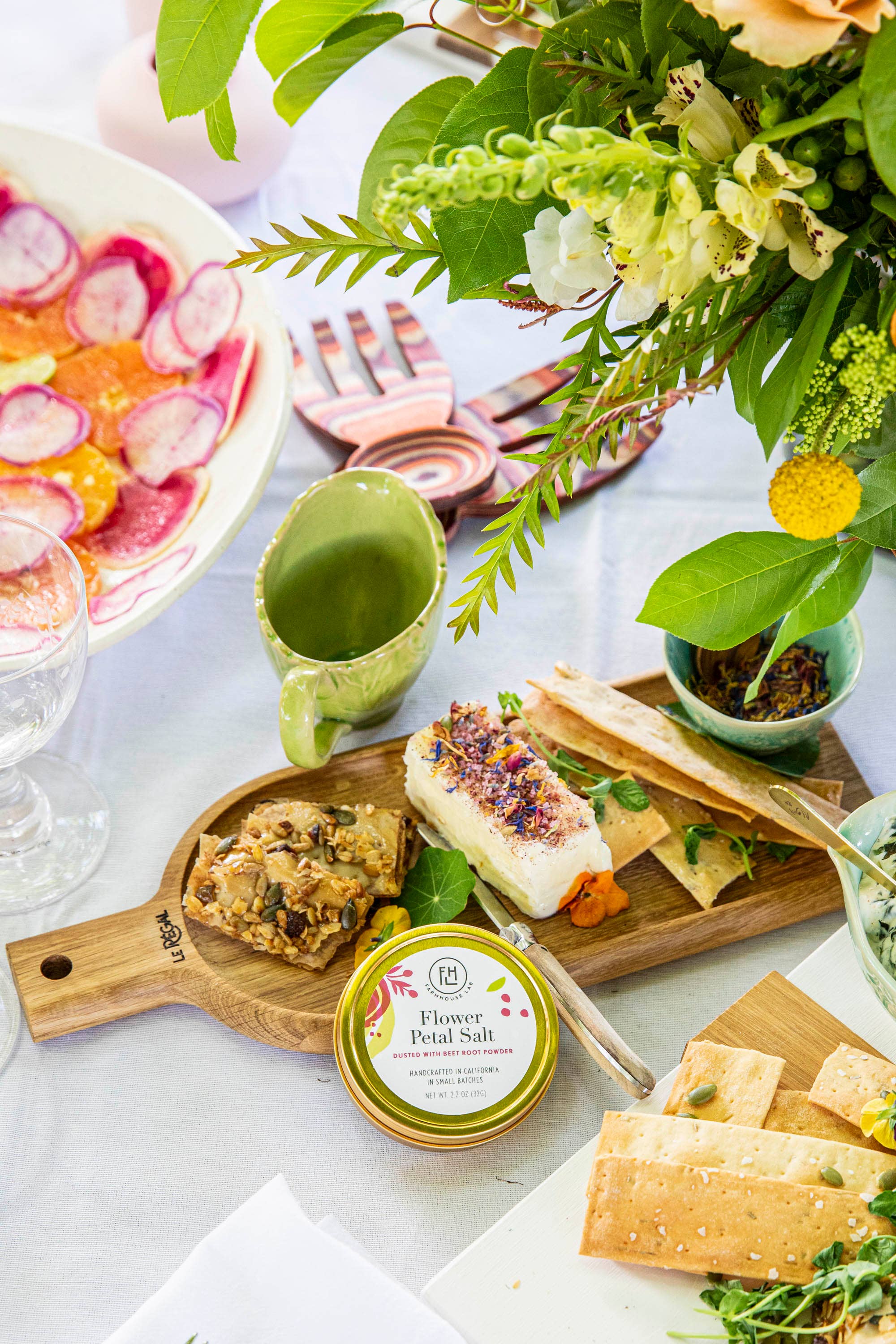 latta in metallo bianco Sale con Petali di Fiore in vendita all'ingrosso su Faire2