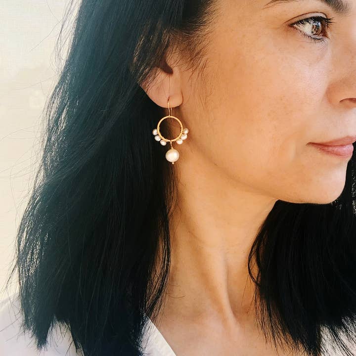 Laura Stark Designs – Engroshandel Hængeøreringe og creoløreringe – Enkle cirkelperleøreringe | Perlesmykker1