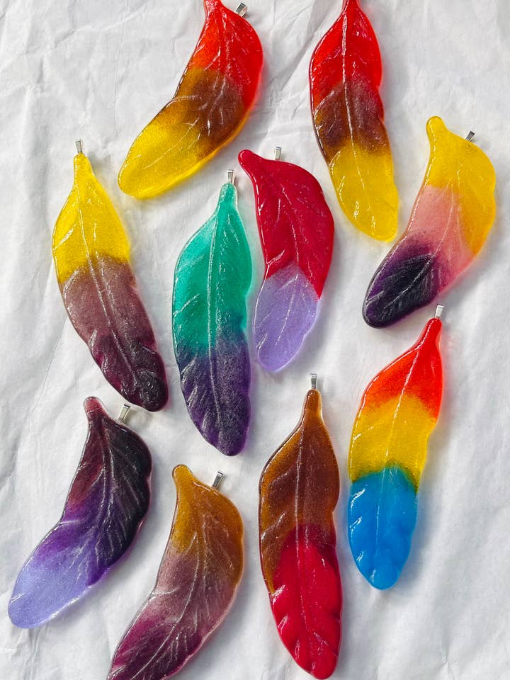 Piccole Piume - SET DI 12 - Acchiappasole, Ornamento, Pendente per la vendita all'ingrosso da parte di Atelier Glass Studio