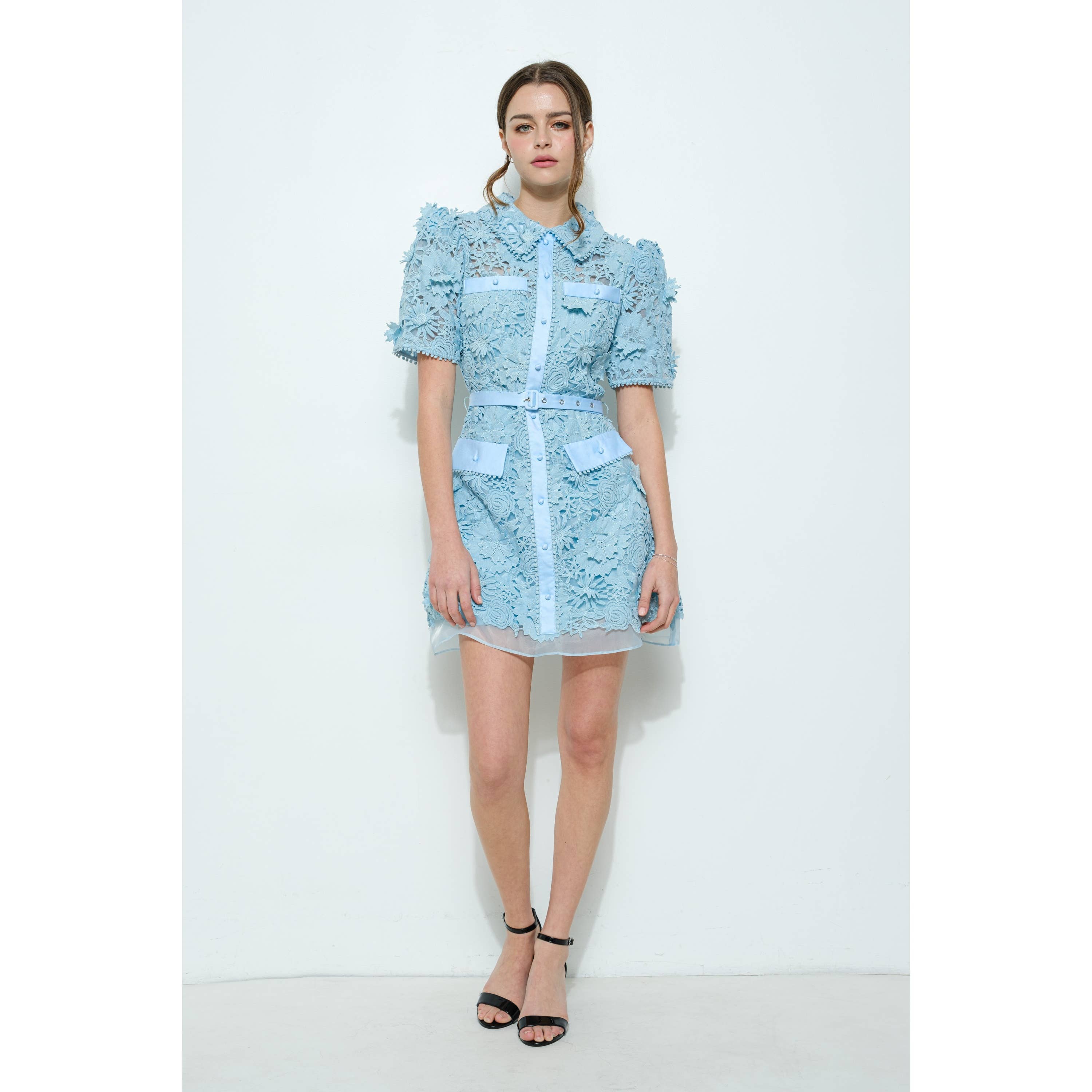 INA – Engroshandel Kjole - Dame – Kort pufærmet blomstret blonde minikjole med bælte19