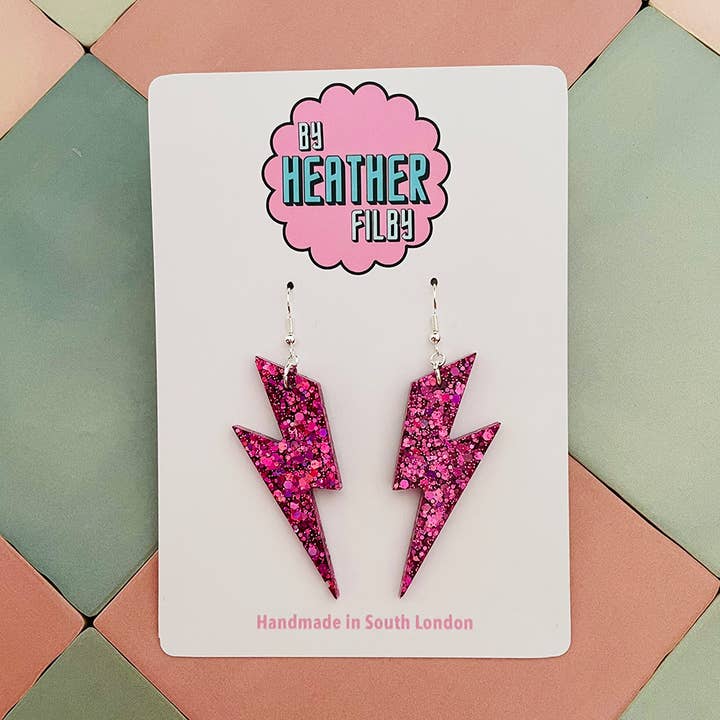 Grandes boucles d'oreilles en forme d'éclair rose vif pour la vente par By Heather Filby