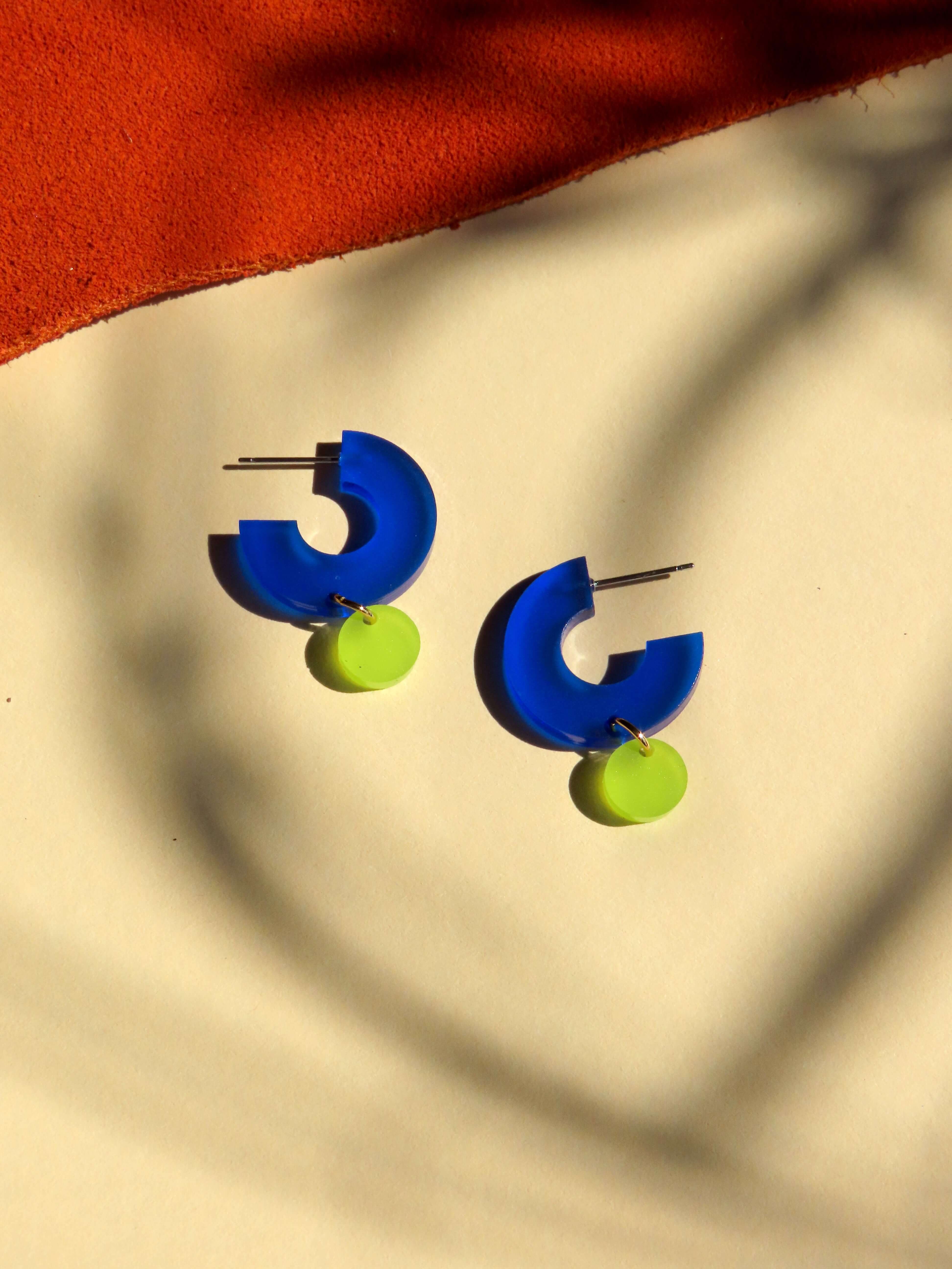 Niemalsmehrohne - Wholesale Dangle Earrings - Silva creoles made of acrylic and stainless steel in ink blue and lime1