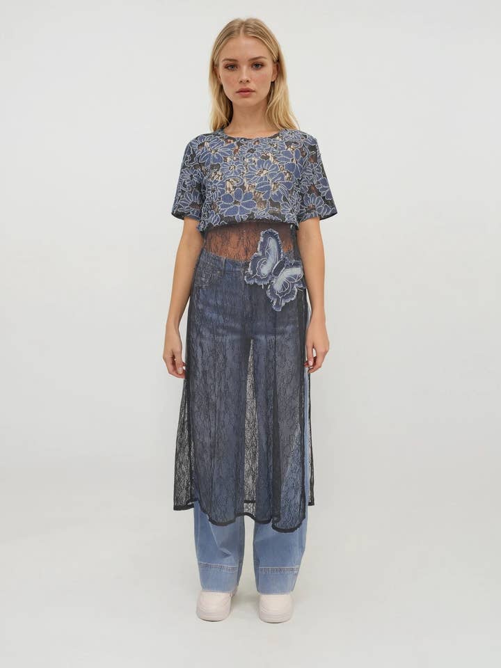 Robe Midi à Superposition de Dentelle – Essence Éthérée (Bleu) pour la vente par Majestique Paris