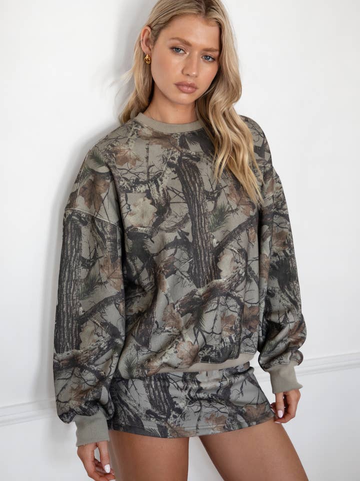Sweat-shirt à col rond en polaire surdimensionné ELK Woodland Camo pour la vente par TICTOC