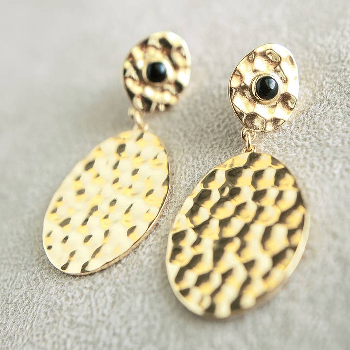Boucles d'oreilles pendantes olympiques en or martelé en onyx noir pour la vente par Laura Foote Designs