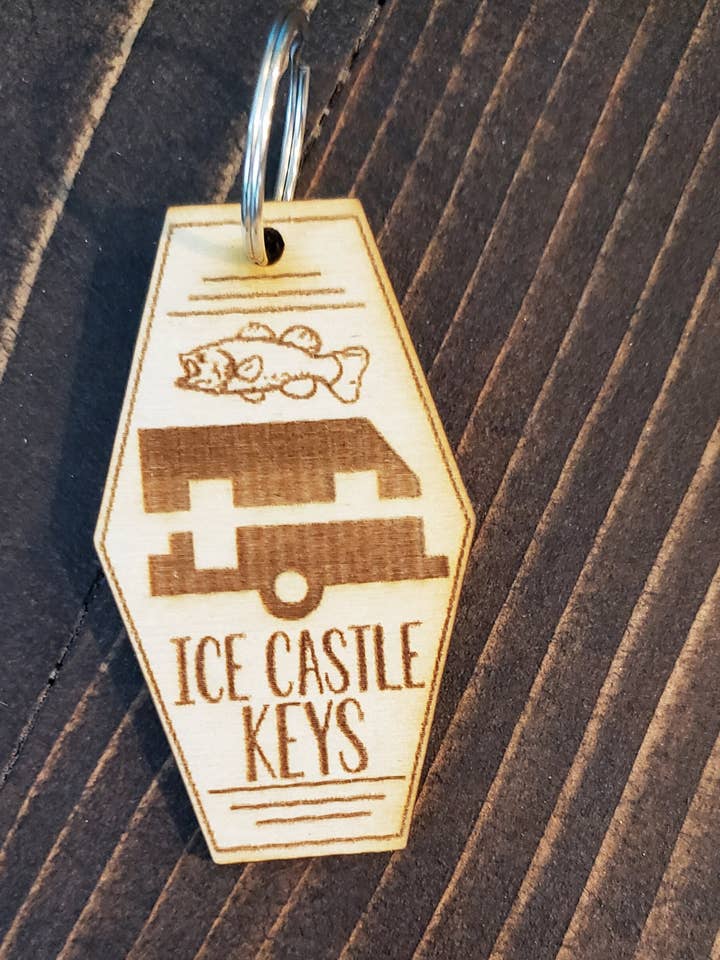 Llaves de castillo de hielo, llavero de madera, accesorios para llaveros, castillo de hielo, pesca en hielo para venta al por mayor de Little North Boutique