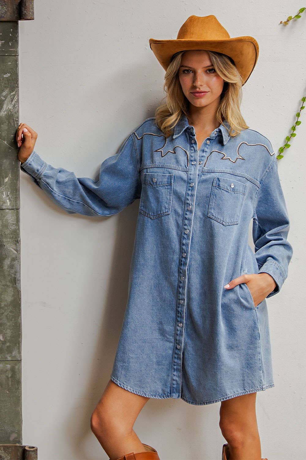 MEZCLILLA PL9122 - VESTIDO MINI DE DENIM LAVADO MINERAL CON CANESÚ BORDADO de venta al por mayor en Faire0