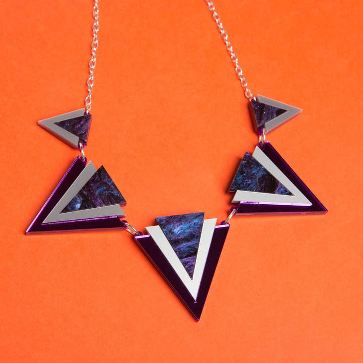 Collier tendance triangle violet pour la vente par Sugar and Vice