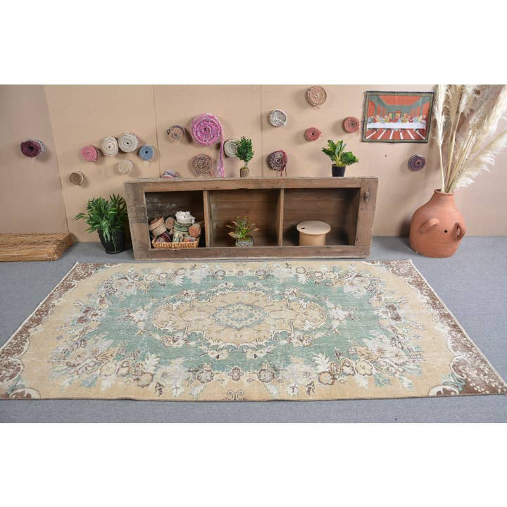 Tappeto in Lana Fatto a Mano: Motivo Classico Beige e Verde per la vendita all'ingrosso da parte di The Loom Wholesale