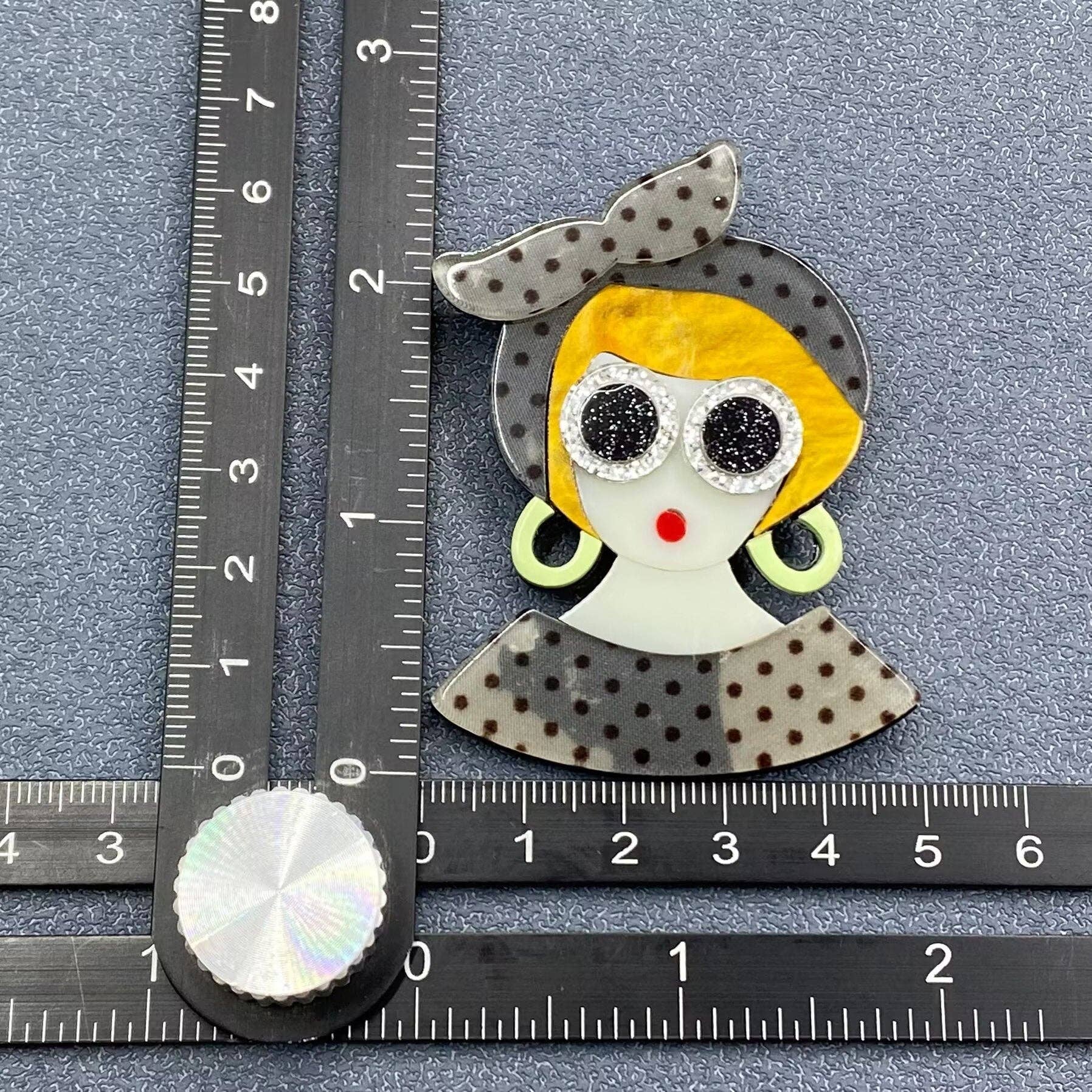 Mio Queena - Vente Broches - Broche en acrylique Creative Beauty - MIO636503