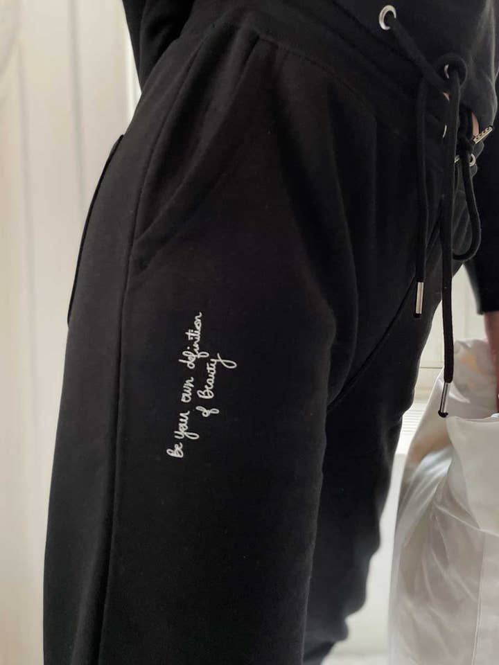 Pantaloni da jogging neri Self Love, in cotone biologico per la vendita all'ingrosso da parte di Leonor Roversi