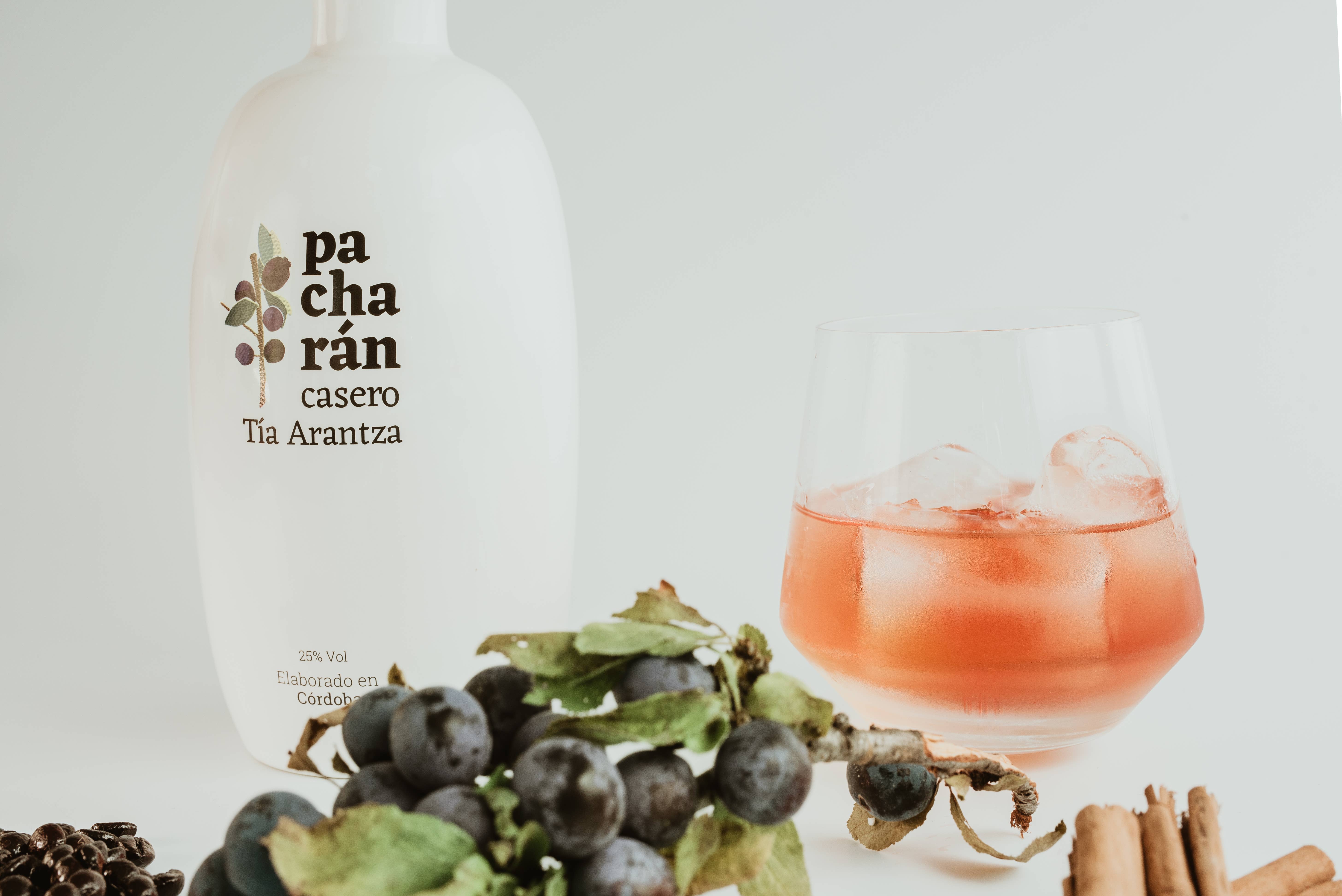 Pacharan Tía Arantza - Wholesale Liqueur - Wood Box + Pacharán Premium Tía Arantza 70 cl Vol 25º1