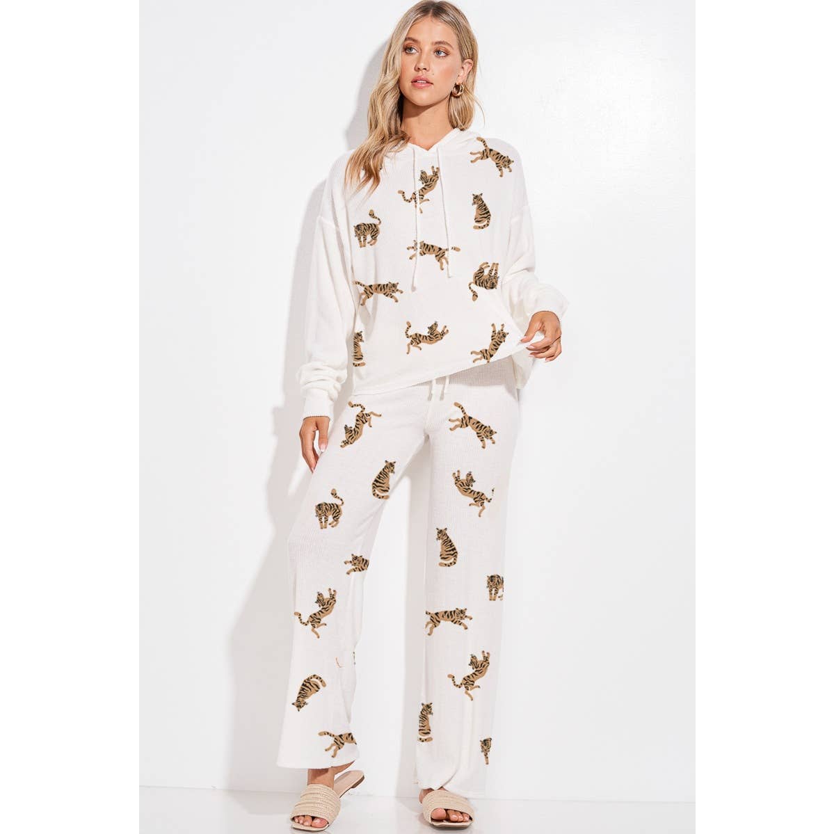 Phil Love – Großhandel Loungewear-Set – Damen – Phil Love Lounge-Set mit Kapuzenpullover und Allover-Tigerdruck11