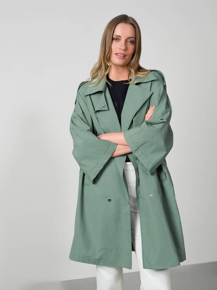 Ampio trench con maniche giapponesi e cappuccio rimovibile. per la vendita all'ingrosso da parte di Etiem