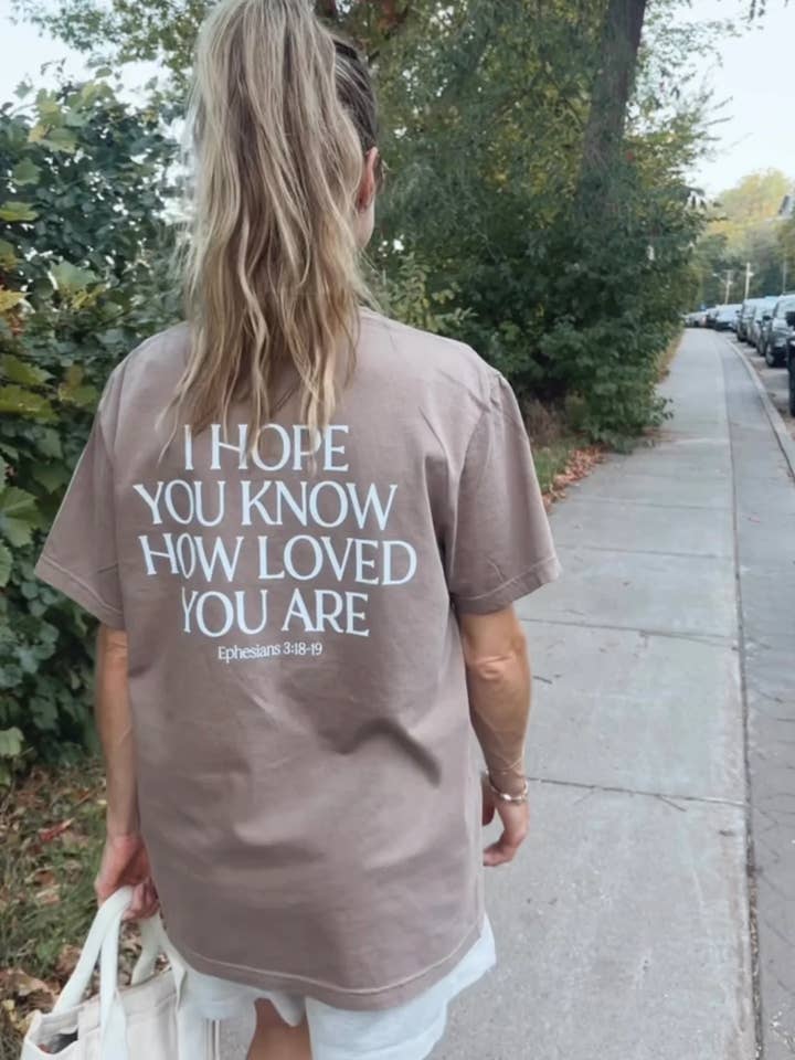 Du bist geliebt Kapuzenpullover Grafik T-Shirt für den Großhandel von Ruth Artistry & Decor LLC