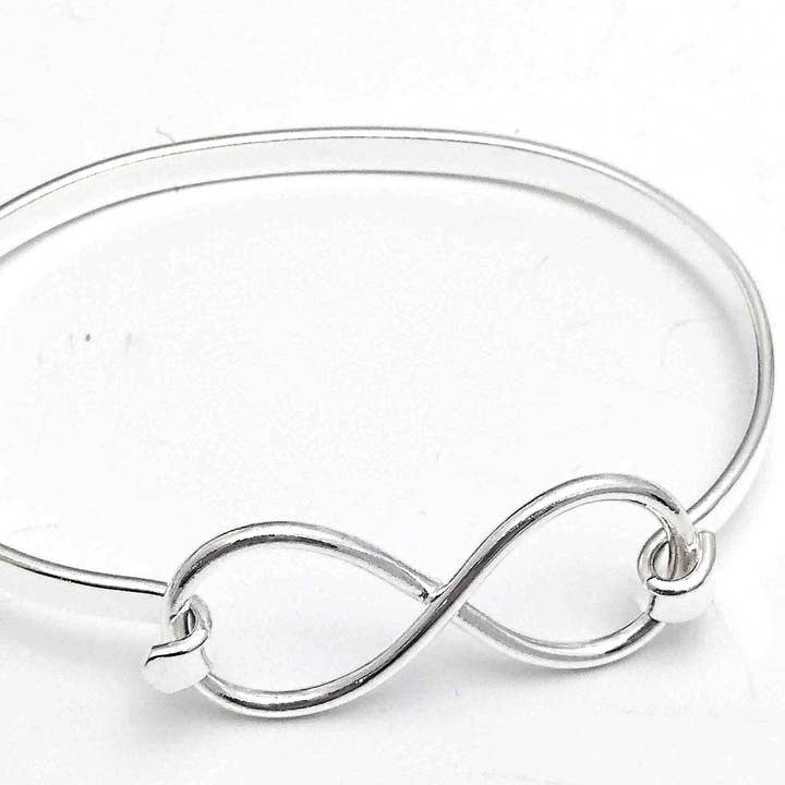 Costello International - Vendita all'ingrosso Bracciale a polsino - Bracciale Infinity Petit Latch in Argento0