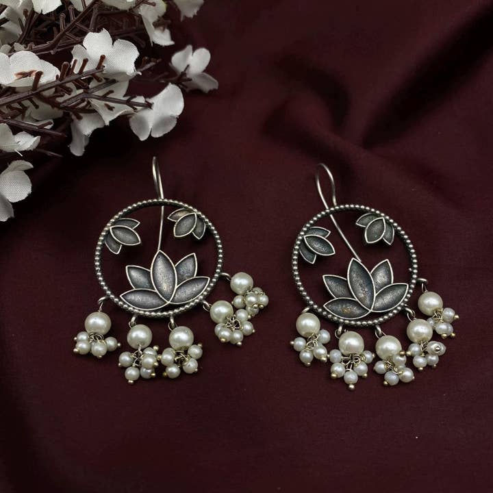 Oxiderede sølv lotus perle øreringe håndlavet for engroshandel hos Quirky Fashions