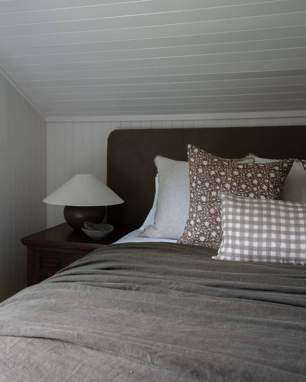 Linen & James – Großhandel Zierkissenbezug – Murphy | Handblock-Kissenbezug mit tiefbraunem Blumenmuster7