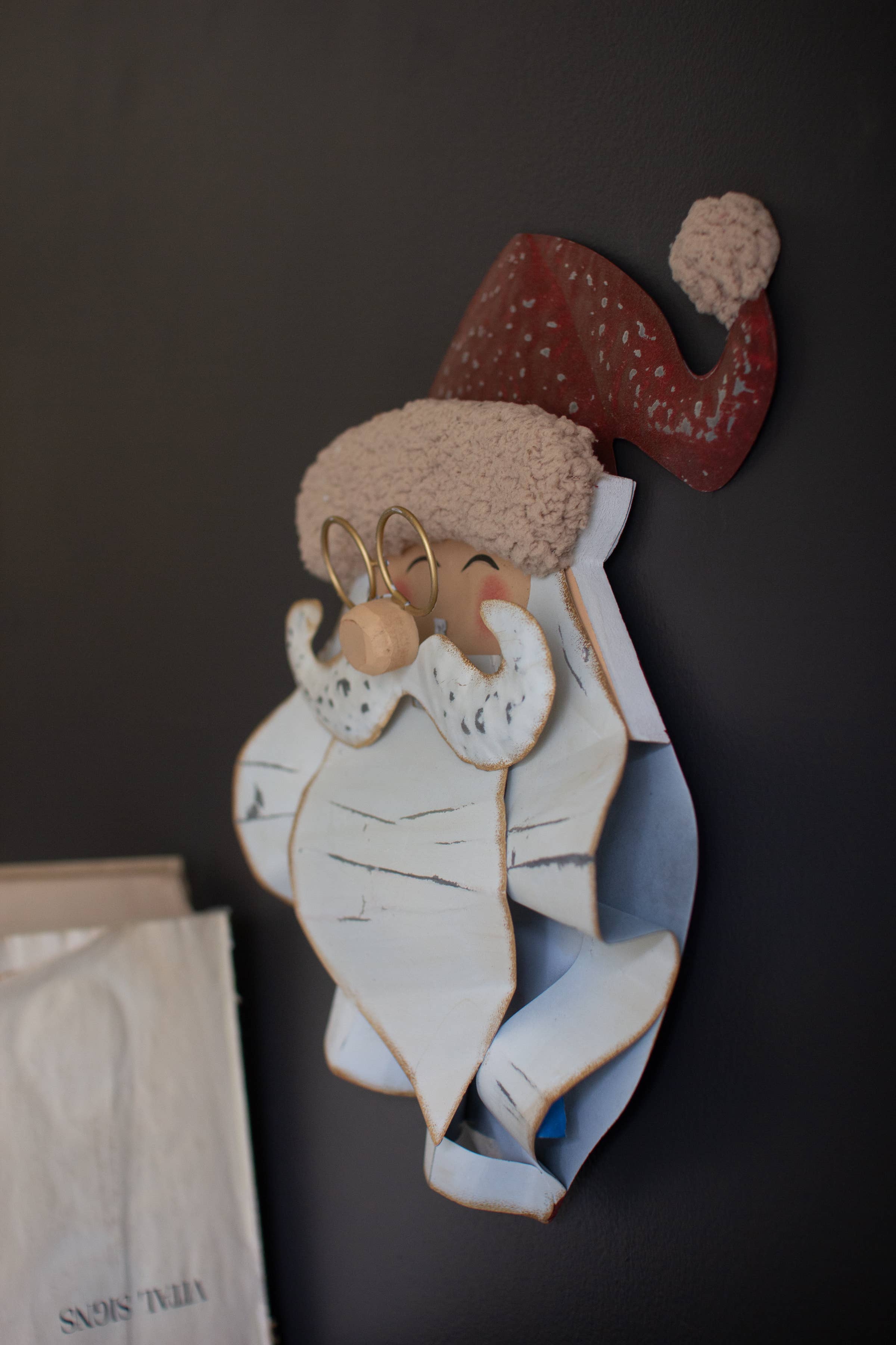 Multi DÉCOR MURAL TÊTE DE PÈRE NOËL EN MÉTAL PEINT ET BOUCLÉ en vente sur Faire1