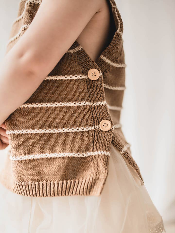 Randig knappväst | Boxy Fit | Ekologisk bomull | Sidknappsdetaljer | för wholesale av Poet & Deer