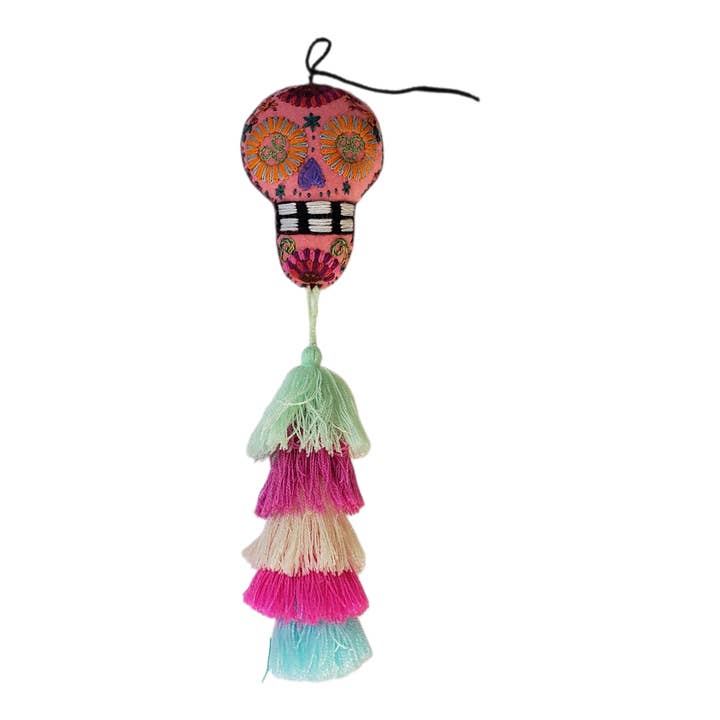 Ornement de crâne Dia de Muertos avec pompon de Chiapas, Mexique pour la vente par The Little Pueblo