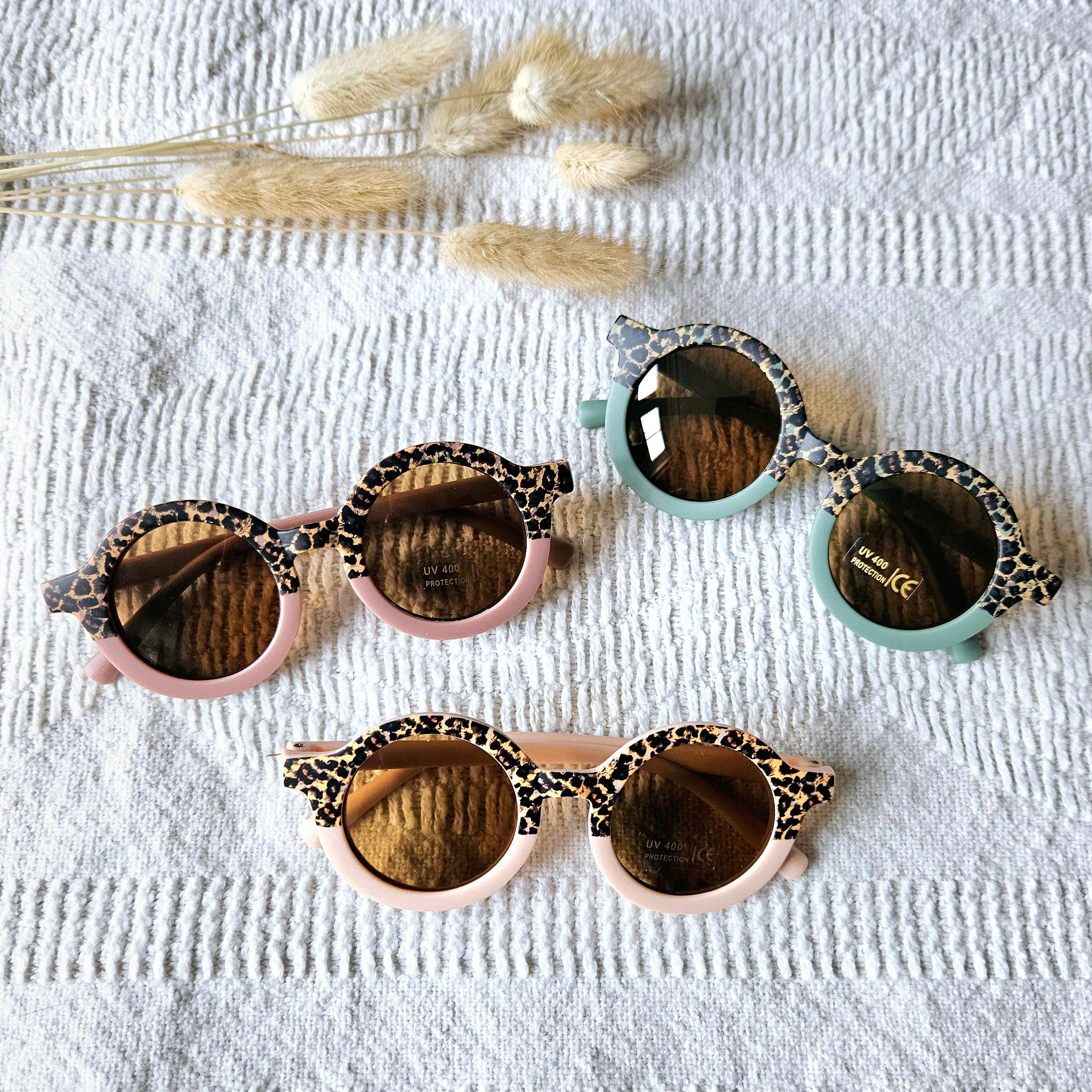 Rammelaartje – Engroshandel Solbriller- Børn - Børn – Solbriller til baby og barn UV400 runde – Salvie/Leopard1