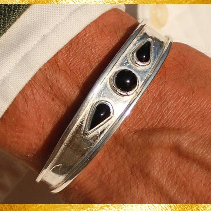 BRACELET EN ÉDITION LIMITÉE AVEC DÉTAILS NOIRS pour la vente par Hippie Crew