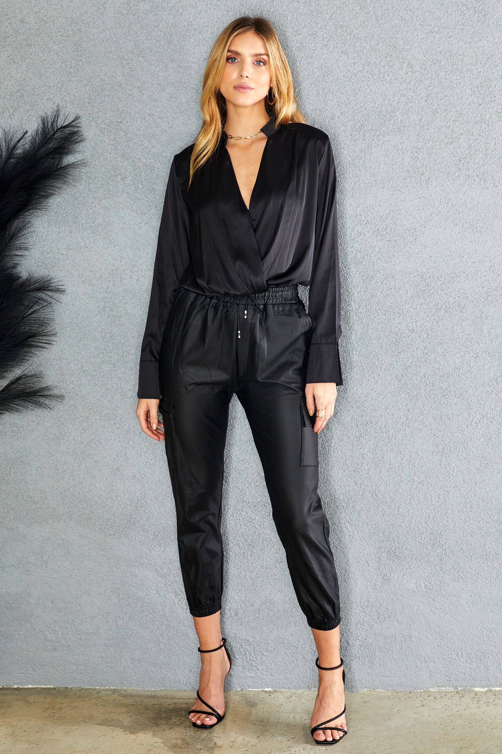 VENTI6 - Wholesale Blouse - Dames - ZIJDEN SATIJNEN BODYSUIT MET LANGE MOUWEN EN GEKRUISTE MOUWEN (80148-ZWART)3