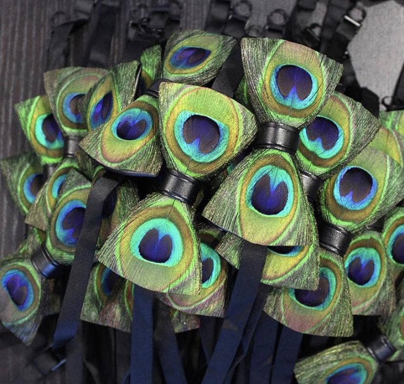 TYED BY DEDE - Venta al por mayor Pajarita - Hombre - Pajarita de plumas de pavo real hecha a mano con juego de pines de solapa gratis1